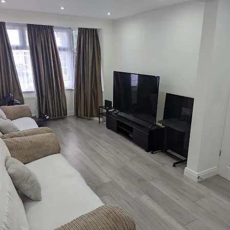 Spacious 2 Bedroom House With Garden Holiday home *