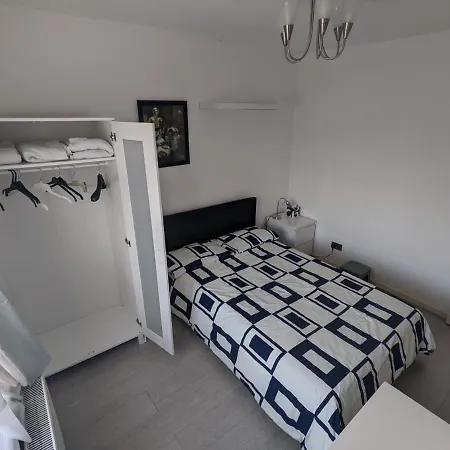 Holiday home Spacious 2 Bedroom House With Garden Edmonton