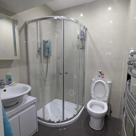 Spacious 2 Bedroom House With Garden Edmonton