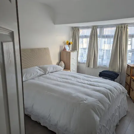 Holiday home Spacious 2 Bedroom House With Garden *