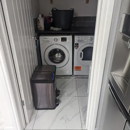Spacious 2 Bedroom House With Garden Holiday home Edmonton