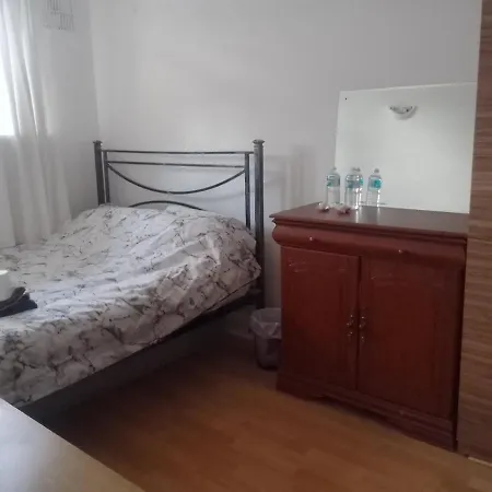 Private In 3 Bedroom Flat!!