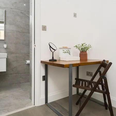 Oxford Street 2 Bedr, 3 Beds, 2,5 Bath, 2 Min Subway *
