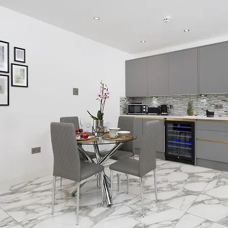Apartment Oxford Street 2 Bedr, 3 Beds, 2,5 Bath, 2 Min Subway