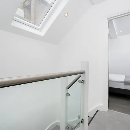 Oxford Street 2 Bedr, 3 Beds, 2,5 Bath, 2 Min Subway