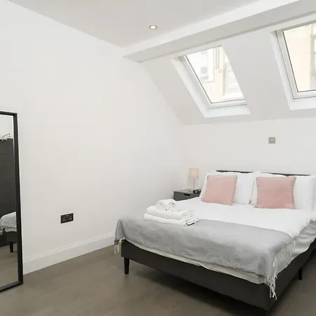 Oxford Street 2 Bedr, 3 Beds, 2,5 Bath, 2 Min Subway Apartment *