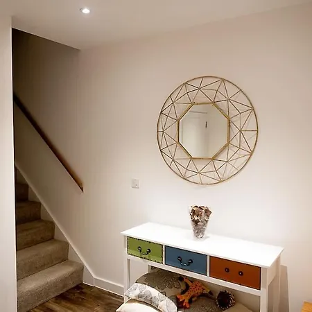 Exquisite Cozy House, Close To Train Station And Amenities *