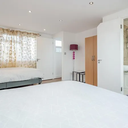 Apartment Entire Lovely Family With Parking, Wifi, Netflix, Self Check-in *