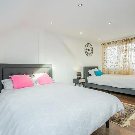 Entire Lovely Family With Parking, Wifi, Netflix, Self Check-in * Londres