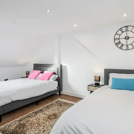Entire Lovely Family With Parking, Wifi, Netflix, Self Check-in * London