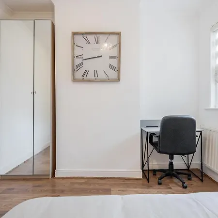 Apartment Entire Lovely Family With Parking, Wifi, Netflix, Self Check-in *
