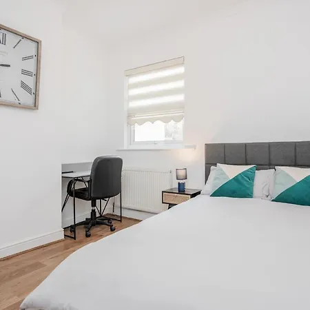 Entire Lovely Family With Parking, Wifi, Netflix, Self Check-in * London