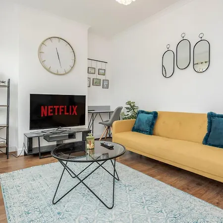 Entire Lovely Family With Parking, Wifi, Netflix, Self Check-in London
