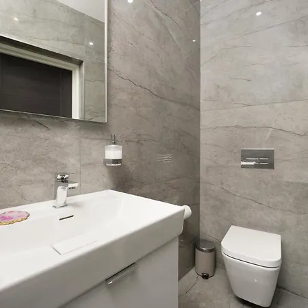Oxford Street 2 Bedr, 3 Beds, 2,5 Bath, 2 Min Subway Apartment