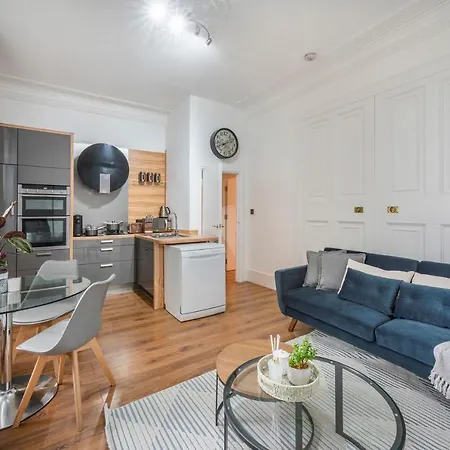 Spacious Two Bedroom By Zoo * London