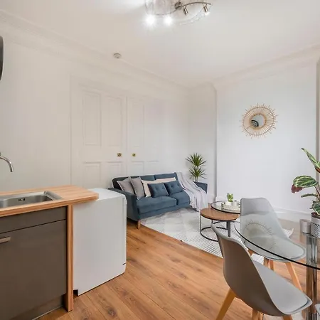 Apartment Spacious Two Bedroom By Zoo