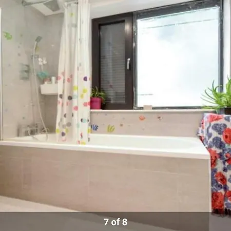 Cape House London: Spacious 4-bedroom Retreat With Garden Holiday home London