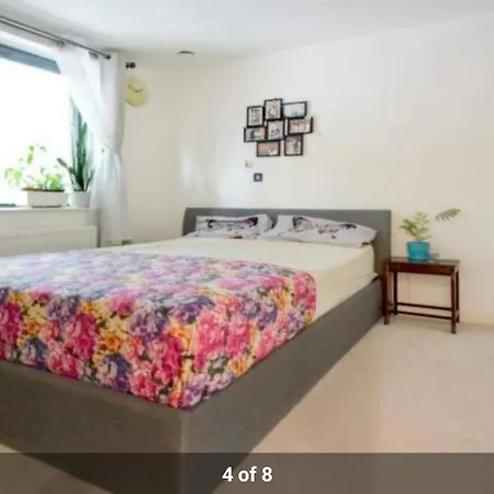 Cape House London: Spacious 4-bedroom Retreat With Garden Holiday home