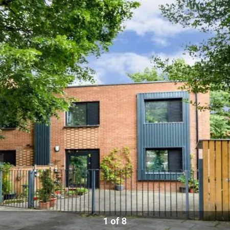 Holiday home Cape House London: Spacious 4-bedroom Retreat With Garden