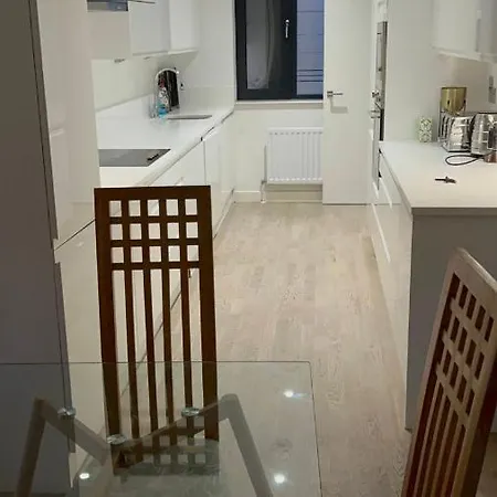 Cape House London: Spacious 4-bedroom Retreat With Garden *