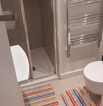 Holiday home Cape House London: Spacious 4-bedroom Retreat With Garden