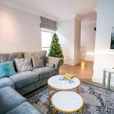 Holiday home Spacious & Modern 3brs House In *