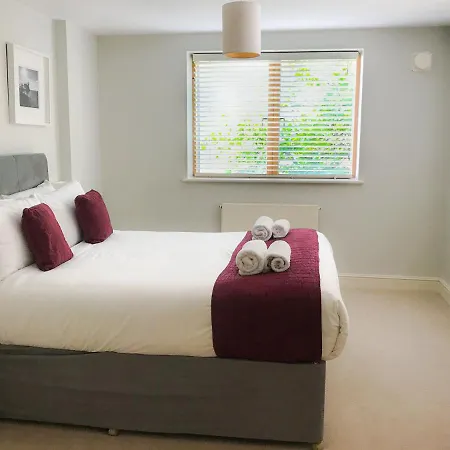 Roomspace Serviced - The Courtyard Apartment *