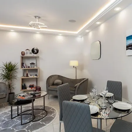 Stunning 2 Bed 2 Bath With Private Patio * London