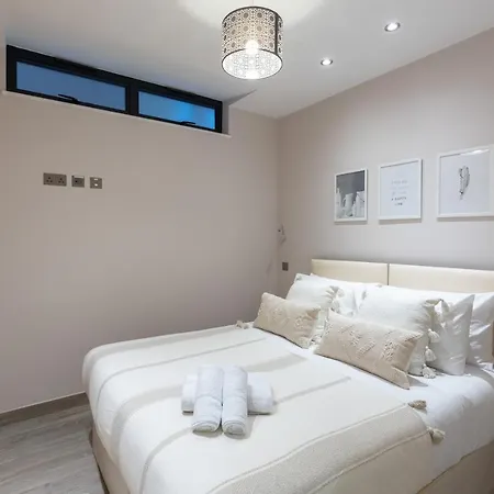 Stunning 2 Bed 2 Bath With Private Patio London