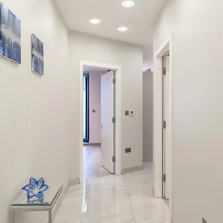 Stunning 2 Bed 2 Bath With Private Patio London