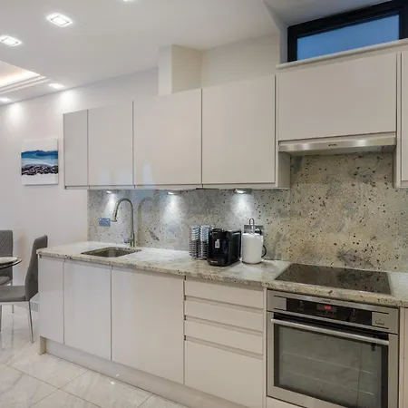Stunning 2 Bed 2 Bath With Private Patio London