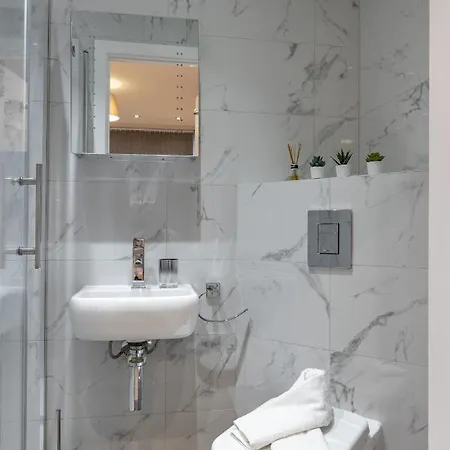 Apartment Stunning 2 Bed 2 Bath With Private Patio London