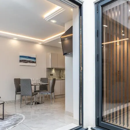 Stunning 2 Bed 2 Bath With Private Patio * London