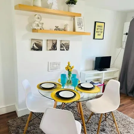 Cute 3 Bedroom Flat In Islington + Parking