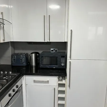 Three Bedroom House In Tooting By Star