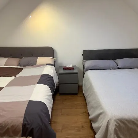 Three Bedroom House In Tooting By Star *