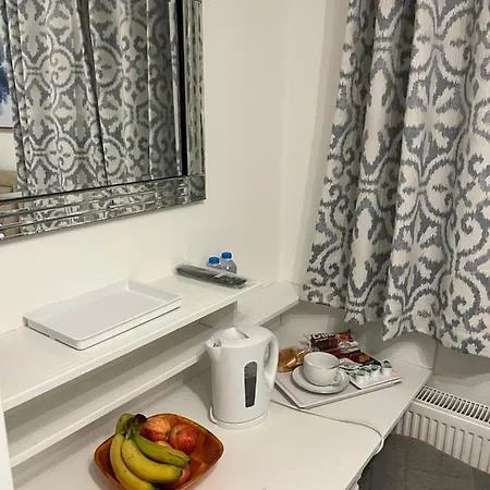 Apartment Tj Homes - One Double Bed With Garden View - Next To Tube Station