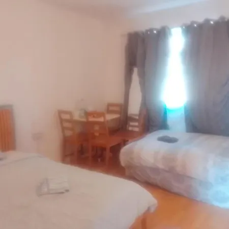 Private In 3 Bedroom Flat!! Hostel *