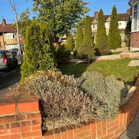 Tj Homes - One Double Bed With Garden View - Next To Tube Station Apartment *