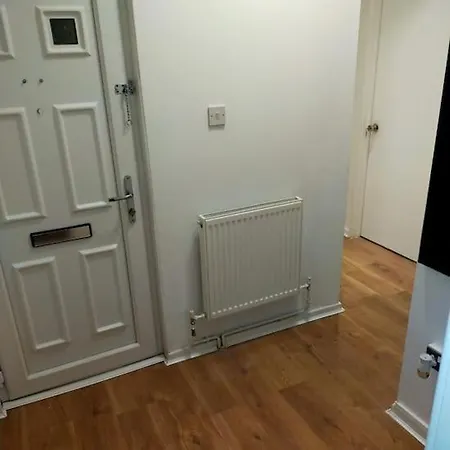 Impeccable 2-bed House Appartamento *