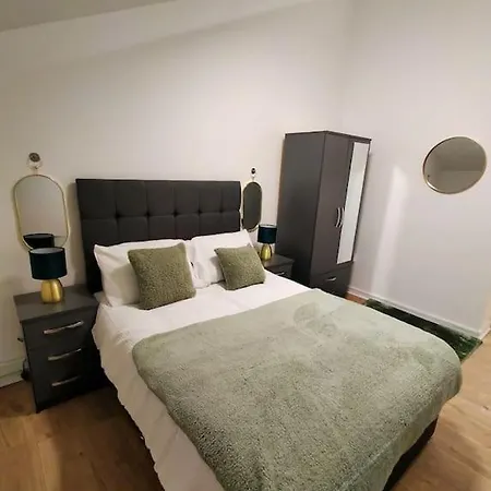 Impeccable 2-bed House Appartamento *