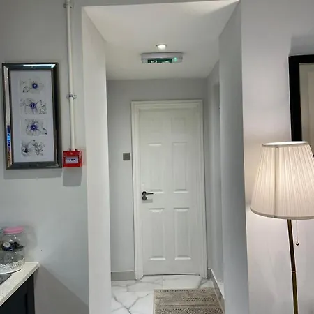 Elegant 2 Bed Flat In Chiswick Apartment