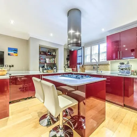 Holiday home Lansdowne London