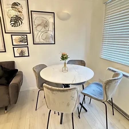 Stylish 1 Bedroom Close To Tooting Bec Station
