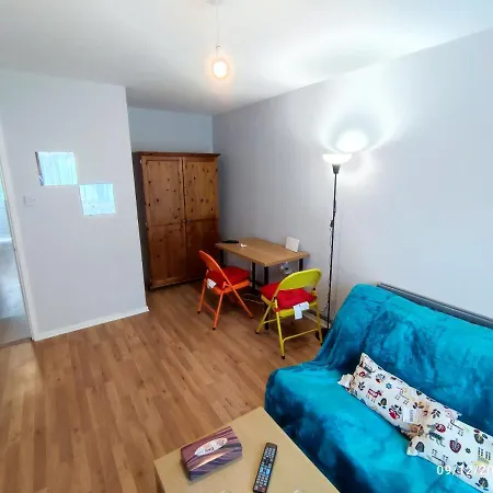 And Quiet Flat In London! Close To Station