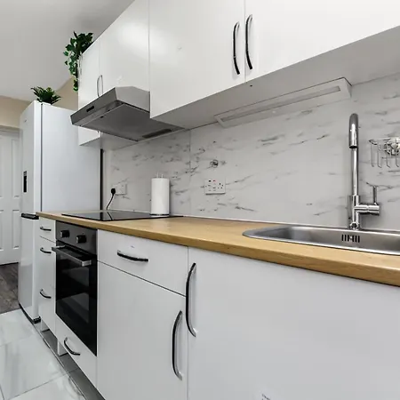 Family Friendly, Zone 2, 2 Beds, Overground