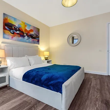 Family Friendly, Zone 2, 2 Beds, Overground Apartment London