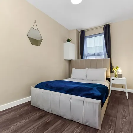 Apartment Family Friendly, Zone 2, 2 Beds, Overground
