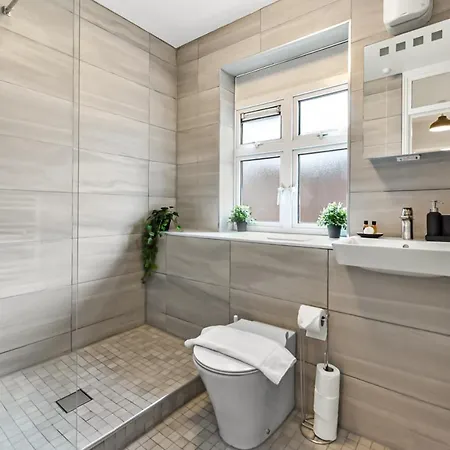 Family Friendly, Zone 2, 2 Beds, Overground *