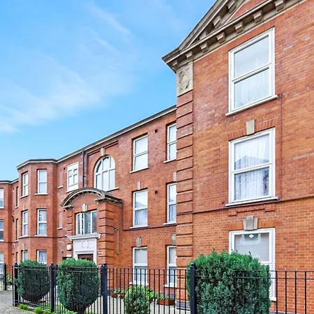 Apartment Family Friendly, Zone 2, 2 Beds, Overground